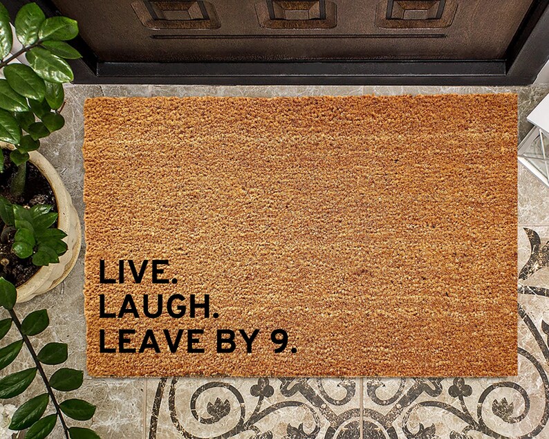 Live Laugh Leave By 9 pm Paillasson, Tapis de bienvenue amusant, Tapis extérieur, Tapis de porte dentrée, Cadeau de pendaison de crémaillère 36 x 24