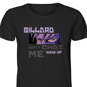 Può includere: Maglietta nera con un design grafico viola e bianco. La grafica presenta un primo piano degli occhi di una persona e il testo "BIKHARD DON'T CHAT ME build up".