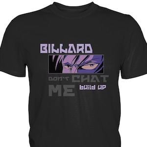 Può includere: Maglietta nera con una grafica viola e bianca di un occhio di una persona con il testo "BILLARD DON'T CHAT ME BUILD UP"