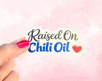 Pegatina de vinilo mate "Criado en aceite de chile" con fácil despegue / Regalo para amantes de la comida picante / Artículos para amantes de la comida picante / Pegatina de Chili Crisp / Regalo de pegatina asiática