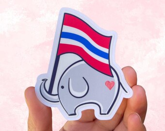 Lindo elefante tailandés kawaii con bandera de Tailandia, vinilo mate resistente al agua, pegatina troquelada, diseño fácil de despegar, impresión de viaje tailandesa, pegatinas de regalo