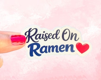 Pegatina de vinilo mate "Criado en ramen" con diseño fácil de despegar / Regalo para amantes de los fideos / Bonita pegatina de fideos ramen / Pegatina de comida kawaii / Merchandising para amantes del ramen