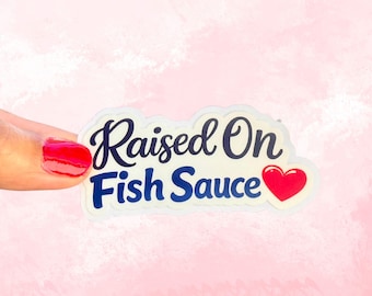 Pegatina adorable "Criado en salsa de pescado" con fácil despegue / Regalo de comida asiática / Productos de comida del sudeste asiático / Pegatina de condimentos asiáticos / Artículos esenciales de cocina asiática