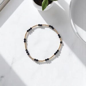 ブラックオニキス＆ゴールドフィルブレスレット - 6.5インチの繊細なビーズストレッチブレスレット、ミニマリストな重ね付けジュエリー、小さな宝石ビーズ、eNewtonスタイル