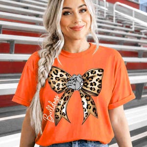 Camiseta de los Bulldogs, camiseta personalizada con mascota, camiseta con estampado de leopardo y lazo, camiseta de espíritu escolar, camiseta deportiva de fútbol, sudadera con capucha para el día del juego, sudadera de los Bulldogs imagen 16