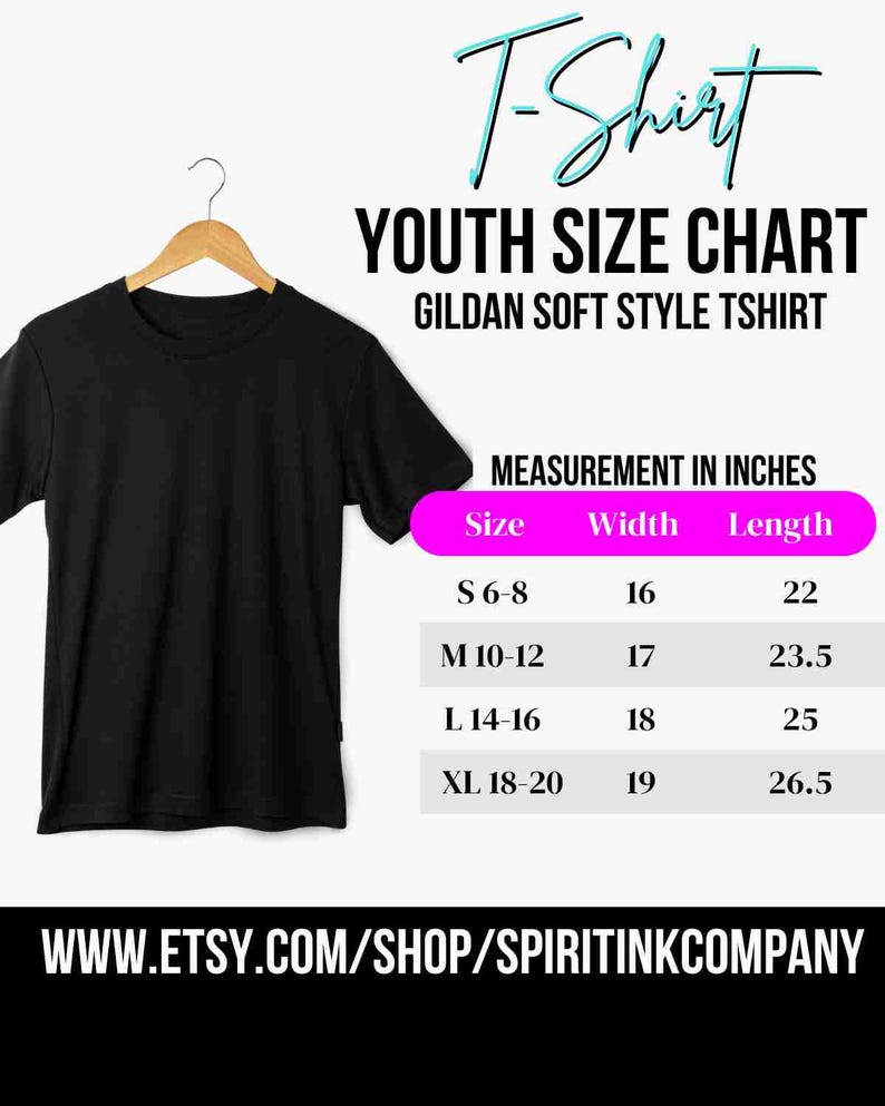 Puede incluir: Una camiseta negra de manga corta en una percha de madera junto a una tabla de tallas juveniles para camisetas Gildan Soft Style. La tabla enumera las tallas S, M, L y XL con medidas de ancho y largo en pulgadas. Texto: WWW.ETSY.COM/SHOP/SPIRITINKCOMPANY.