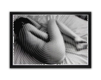 Woman / Circles / Artistic decorative wall art with optical illusion / Luxury / Gift / Circles Halftone