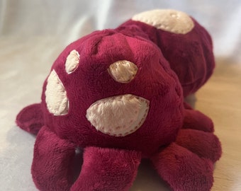 Peluche araignée floue bordeaux