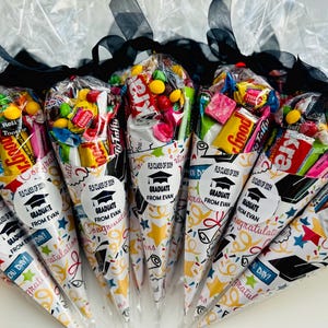 Conos de caramelos para la graduación de jardín de infantes: recuerdo para el último día de clases y la fiesta de verano.