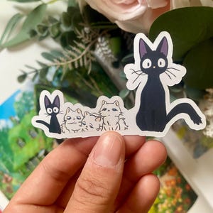 Sticker chat noir : vinyle mignon inspiré des dessins animés, oeuvre d'art kawaii familier pour carnets, ordinateurs portables et cadeaux