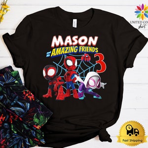 以下が含まれることがあります： スパイダーマンとその仲間たちのカラフルなグラフィックが特徴の黒いTシャツで、テキストは「MASON and his AMAZING FRIENDS 3」です。デザインは、赤、青、白のスパイダーマンのキャラクターをウェブの背景に配置しています。Tシャツはクルーネックです。