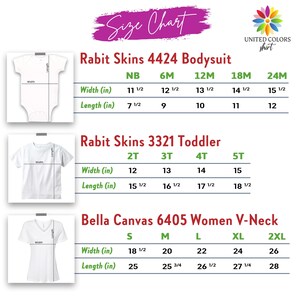 以下が含まれることがあります： Rabit Skinsのボディスーツ、幼児用Tシャツ、Bella Canvas Vネックシャツのサイズチャート。 幅と長さの測定値はインチです。 新生児から2XLまでのサイズが含まれており、上部に「Size Chart」というテキストがあります。