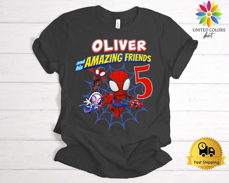 Pode incluir: Uma t-shirt preta de manga curta com uma impress&atilde;o gr&aacute;fica de tr&ecirc;s personagens com tema de aranha sobre uma teia de aranha azul. O texto diz OLIVER and his AMAZING FRIENDS com um grande n&uacute;mero 5 vermelho. Design em vermelho, azul e branco.