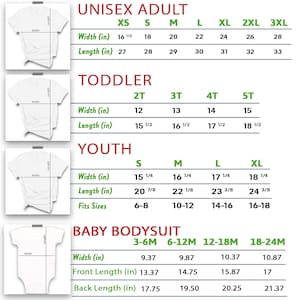 Pode incluir: Uma tabela de tamanhos de vestu&aacute;rio com quatro categorias: Unisex Adult, Toddler, Youth e Baby Bodysuit. Cada sec&ccedil;&atilde;o mostra o contorno de uma t-shirt ou body branco com etiquetas de largura e comprimento e tabelas com medidas em polegadas.