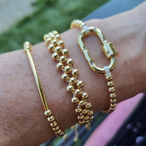 Adjustable bracelets, macrame, in 18k plated brass beads, gold-filled beads and carabiner. Boho chic