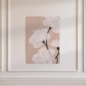 Peut inclure: Une impression d'art mural rectangulaire présentant un fond beige doux avec quatre grandes fleurs d'hibiscus blanches translucides. Les fleurs sont reliées par de fines tiges noires solides qui se courbent vers le haut, révélant des pétales délicats.