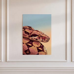Peut inclure: Une impression murale rectangulaire représentant une illustration détaillée d'un serpent aux écailles à motifs marron et beige. Le serpent est placé sur un fond dégradé passant d'un bleu doux en haut à un orange chaud en bas de l'image.