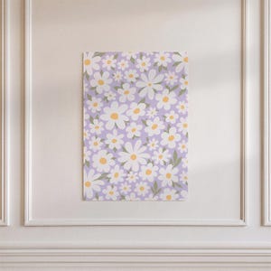 Peut inclure: Une affiche murale rectangulaire présentant un motif répétitif de marguerites blanches aux centres jaunes et aux feuilles vert sauge sur un fond lavande clair uni. Le motif floral recouvre toute la surface de l'affiche verticale.