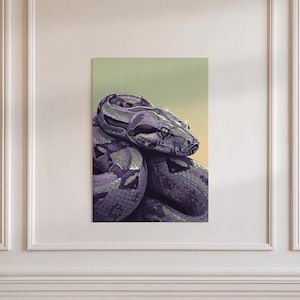 Puede incluir: Una impresión de arte mural rectangular vertical que presenta una ilustración detallada de una serpiente enroscada. La serpiente tiene escamas de color púrpura y gris oscuro con un patrón texturizado. El fondo es un degradado de verde claro a amarillo.