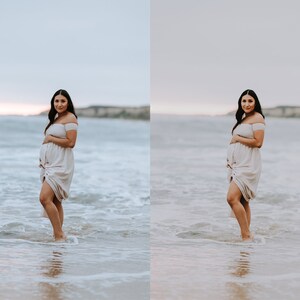 Puede incluir: Una persona embarazada con un vestido blanco de hombros descubiertos se encuentra de pie en las olas del oc&eacute;ano. La persona sonr&iacute;e y mira a la c&aacute;mara.