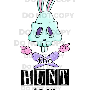 Puede incluir: Un cráneo azul claro con orejas de conejo rosas y zanahorias moradas cruzadas. El texto "the HUNT is on" está debajo del cráneo.