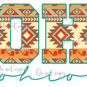 Puede incluir: Las letras "OH" en una fuente en negrita, de bloque, con un patrón geométrico colorido que recuerda a los diseños de los nativos americanos. El patrón presenta tonos de naranja, rojo, marrón, beige y azul verdoso.