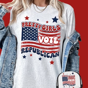 Puede incluir: Una camiseta blanca con un diseño de bandera estadounidense roja, blanca y azul. El texto "Pretty Girls Vote Republican" está impreso en la camiseta. También se muestra una gorra de camionero negra y blanca con el mismo diseño.