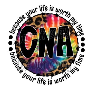 Pode incluir: Um design circular com as letras "CNA" em preto sobre um fundo tie-dye multicolorido. A frase "because your life is worth my time" envolve o motivo central, com uma borda de estampa de leopardo.