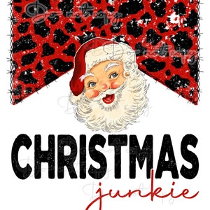 Könnte beinhalten: Ein rotes und schwarzes Kuhfellbanner mit einer Vintage-Illustration des Weihnachtsmanns. Der Text "Christmas Junkie" ist in Schwarz unter dem Banner geschrieben.