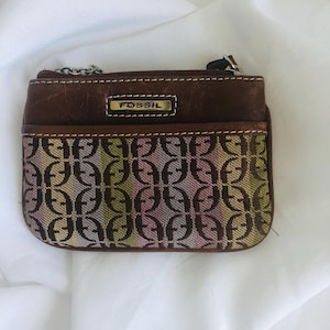 Estuche tipo cartera Fossil Signature ID con cremallera y bolsillo frontal en marrón. Incluye llavero.