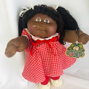 Muñeca Cabbage Patch Kids AA vintage con vestido y zapatos originales a cuadros rojos. Incluye certificado de nacimiento.