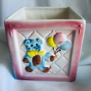 Vintage 1970er Jahre Baby-Block-Blumentopf mit Teddybär und Ball - Blaues Kinderzimmer-Dekor, hergestellt in Taiwan ROC, niedliches Babyparty-Mittelstück