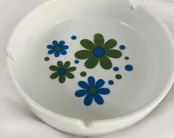 Vintage 70s Ceramic Daisy Ashtray: Retro Flower Power Decor