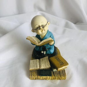 Vintage-Style Resin Baby Monk Reading Figurine – Zen Home Décor – Mindfulness Gift