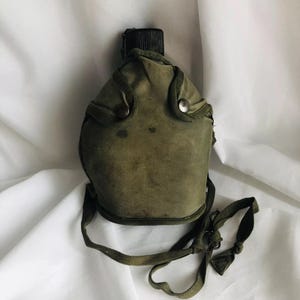 Vintage WW2 US S.M.C.O. United States Metals Company Canteen With Case 1945 As with any vintage Item, both Canteen and pouch have wear.