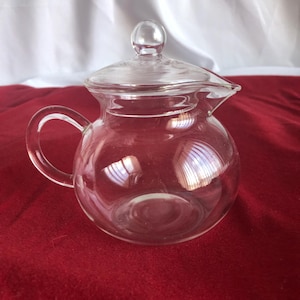 Hario glass teapot designed for brewing and serving tea made of heatproof borosilicate glass.
