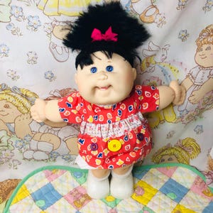 Vintage Mattel Première édition Cabbage Patch Kid Doll : cheveux noirs, yeux violets, bouche ouverte