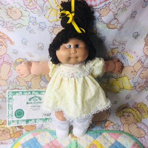 Vintage Cabbage Patch Kid 1984-85 HM1 Fuzzy Hair Girl gele jurk Hong Kong hoofd KT lichaam met papieren