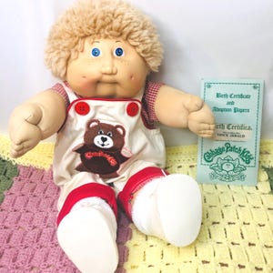 Vintage 1985 Cabbage Patch Kid Boy Doll yeux bleus taches de rousseur OK Tag w papiers tenue mignonne propre