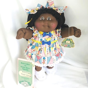 Vintage Cabbage Patch Kids AA Girl Brown Eyes "Holly Hobbie" Jurk Hang Tag Adoptiepapieren