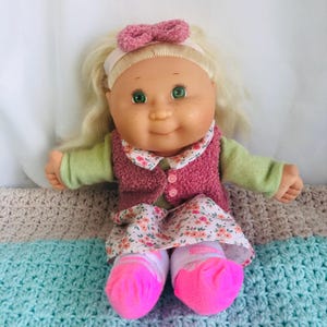 Muñeca Cabbage Patch Kid de Mattel, modelo vintage de 1996, rubia, de ojos verdes y con pecas, con un atuendo personalizado. ¡Qué linda muñeca!