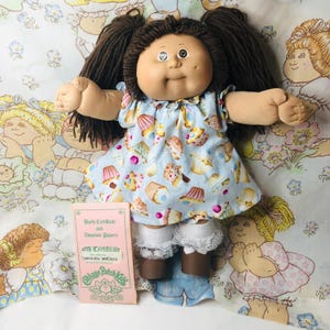 May include: A set of three white ceramic nesting bowls with a speckled finish. The bowls are in graduated sizes and have a simple, modern design. Ideal for food preparation or serving.