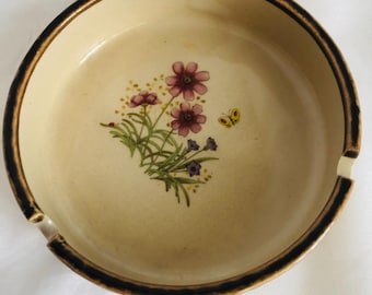 Vintage Mid-Century Modern Aschenbecher: Handgemalter floraler Schmetterling aus Porzellan, hergestellt in Japan