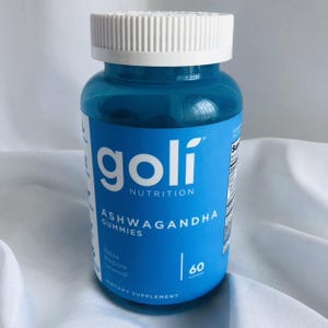 K&ouml;nnte beinhalten: Eine blaue Plastikflasche mit Goli Nutrition Ashwagandha Gummies und einem wei&szlig;en Deckel. Die Flasche hat ein blaues Etikett mit wei&szlig;em Text, der "Goli Nutrition Ashwagandha Gummies" lautet. Die Flasche enth&auml;lt 60 Gummib&auml;rchen.