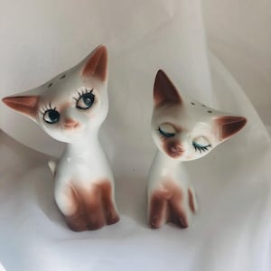 Vintage Adorable Retro Siamese Cats Salt & Pepper Shakers, both have stoppers