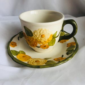 Vintage Poppy Trail van Metlok - Set handgeschilderde kop en schotel van Californisch aardewerk in Zinna-patroon midden van de eeuw modern