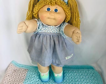 Vintage Cabbage Patch Kid HM3 Butterscotch Yarn Zöpfe Blaue Augen Grüne Unterschrift & OK Factory mit blauen Gingham Kleidern