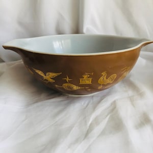 Vintage Pyrex 444 frühen amerikanischen Muster Cinderella 4 Qt Rührschüssel Braun und Gold Design. Made In USA circa 1960er Jahre