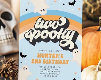 Puede incluir: Una invitación con temática de Halloween con las palabras "two spooky" en una fuente retro. La invitación es de color azul claro con arcos naranjas y azules, fantasmas y murciélagos. El texto dice "Hunter's 2nd Birthday" con detalles del evento.