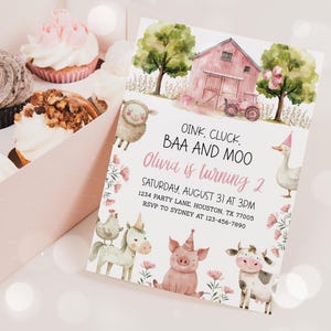 以下が含まれることがあります： 赤い納屋、トラクター、さまざまな農場動物が描かれたピンクと白の農場をテーマにした招待状。テキストには「OINK, CLUCK, BAA AND MOO Olivia is turning 2 SATURDAY, AUGUST 31 AT 3PM 1234 PARTY LANE, HOUSTON, TX 77005 RSVP TO SYDNEY AT 123-456-7890」と記載されています。